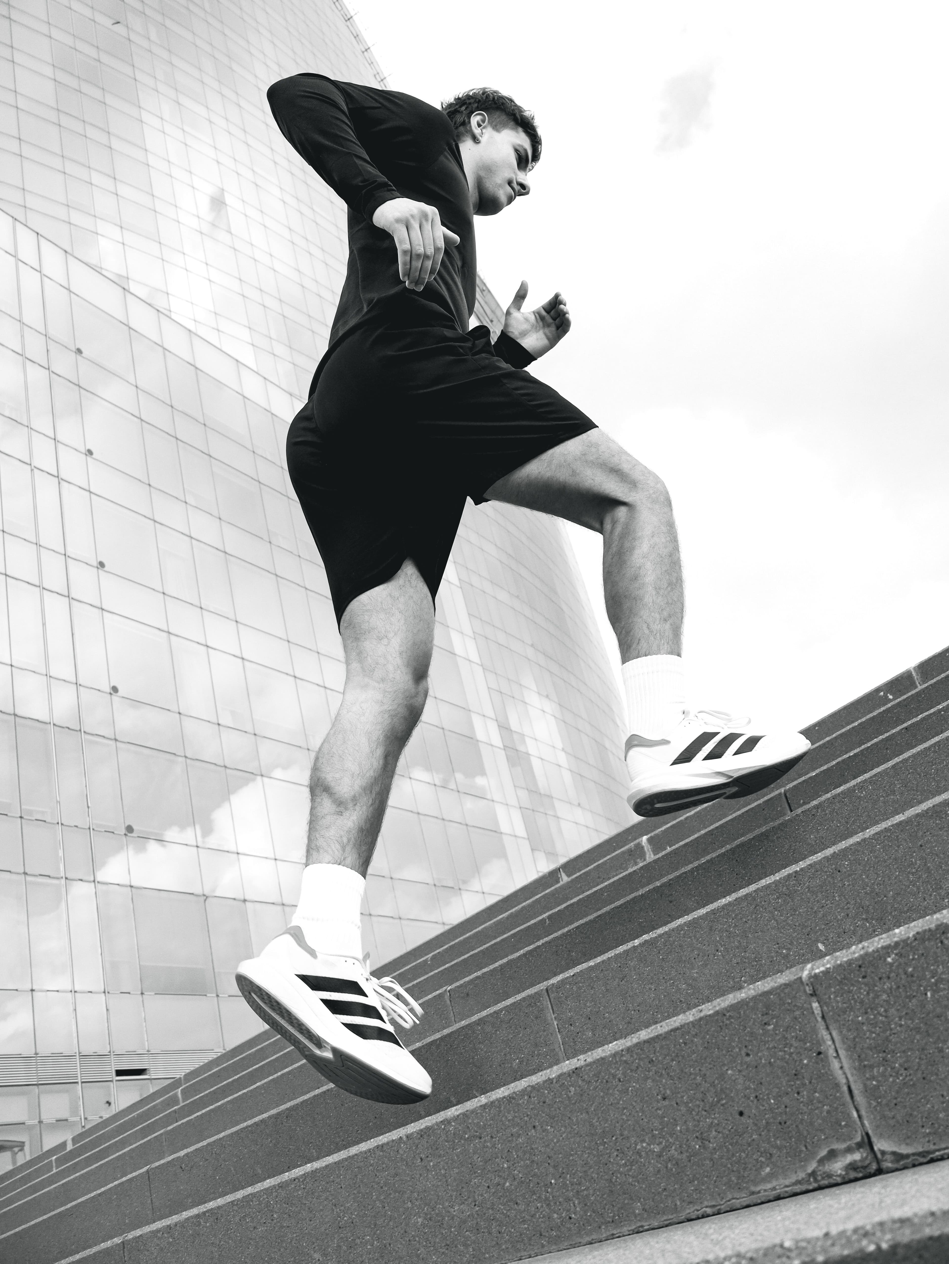 Atleta saltando escalones