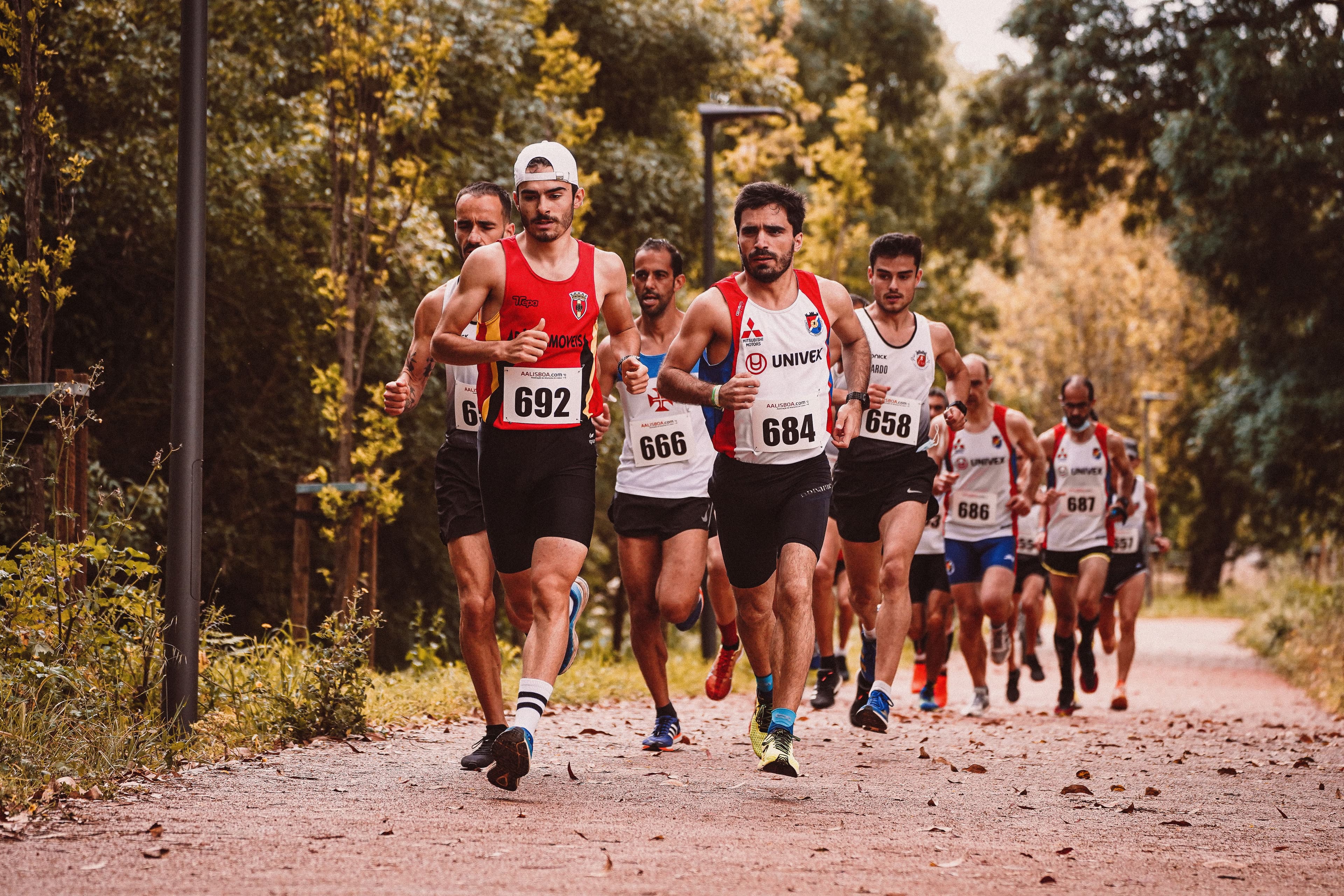 Pelotón de corredores en una carrera